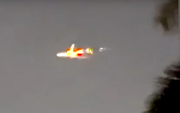 Avião da Boeing em chamas durante o voo