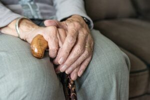 Fatores que aumentam o risco de fragilidade na velhice são diferentes entre homens e mulheres