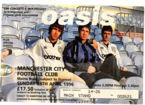 Os integrantes do Oasis cresceram em Manchester e, como muitos jovens da cidade, são torcedores do Manchester City desde a infância