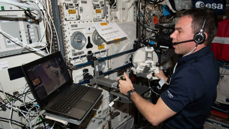 Astronauta Marcus Wandt controlando o cão-robô Bert