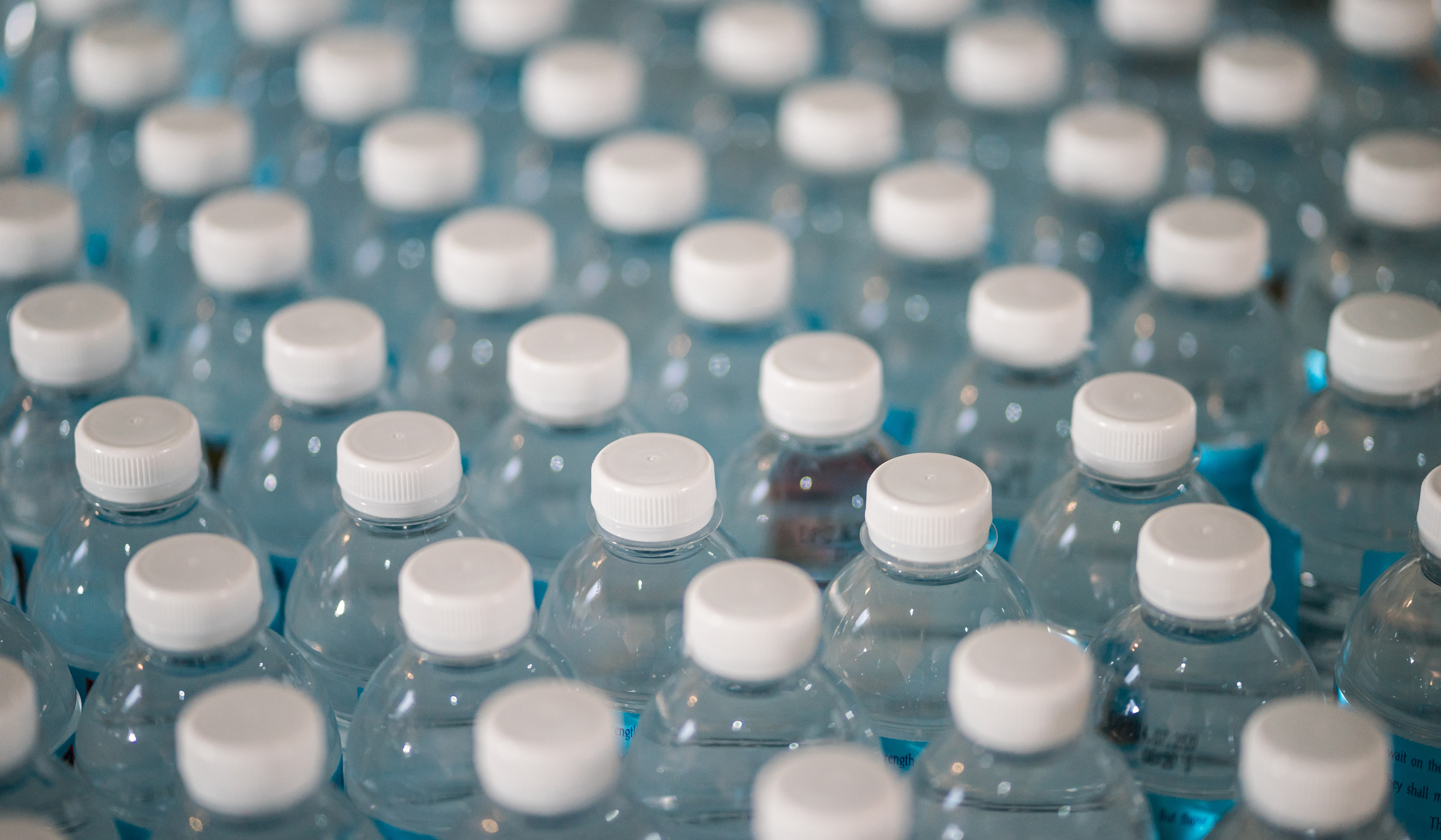 Sua garrafa de água pode ter mais de 240 mil nanoplásticos