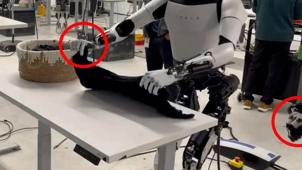 Mão que controla o robô da Tesla escapa em vídeo