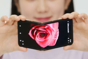 Samsung lança conceito de celular que dobra para os dois lados