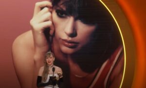 Taylor Swift ao receber o Grammy de melhor álbum pop vocal na edição de 2024