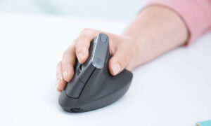 Evite a LER com este mouse ergonômico Logitech em oferta