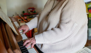Tocar um instrumento musical pode melhorar seu envelhecimento, diz estudo