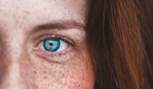 Olhos azuis são mais eficientes para ver no escuro, diz estudo