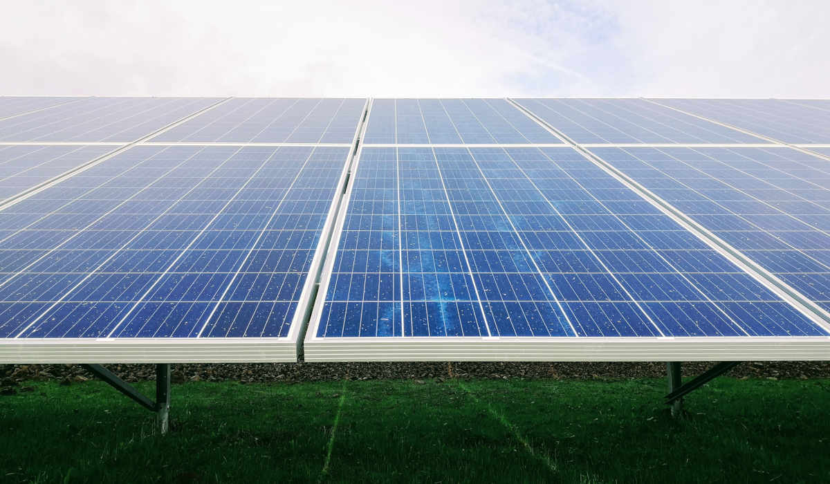 Novo material aumenta a eficiência e a estabilidade de células solares de perovskita