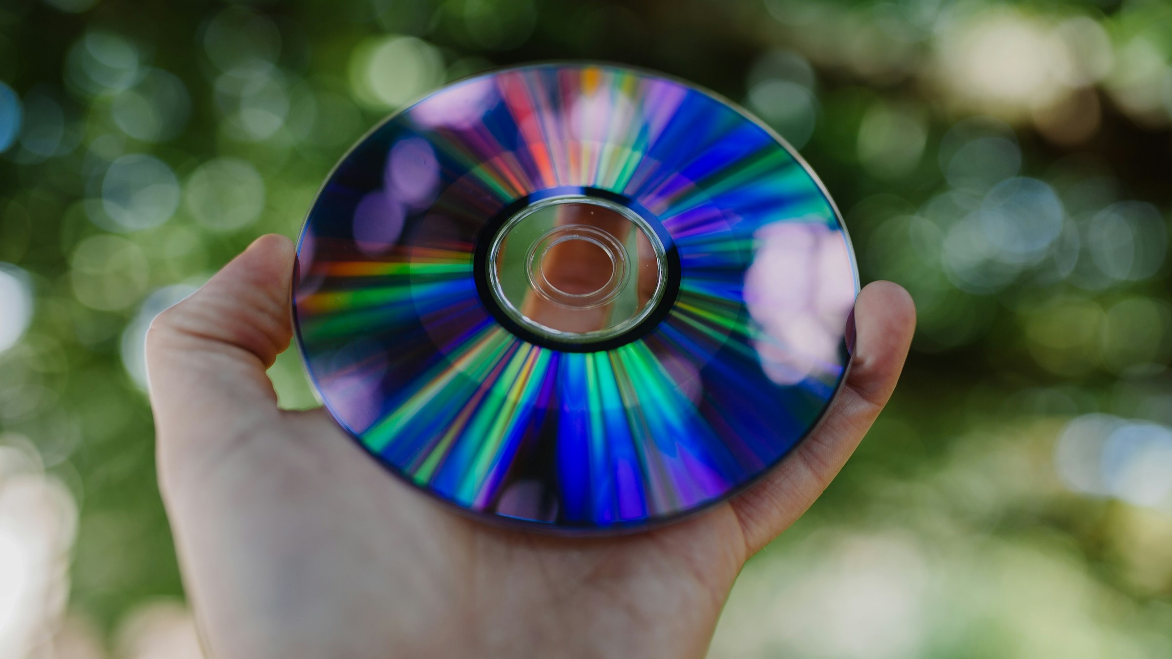 Pessoa segurando um disco ótico (CD)