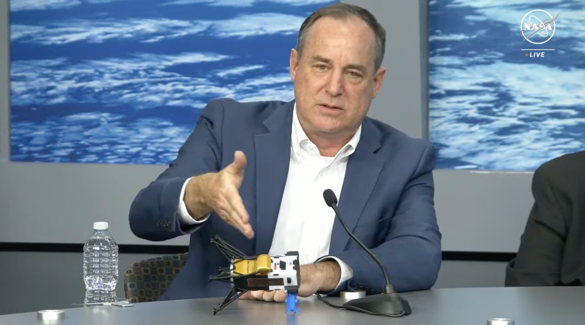 Stephen Altemus, CEO da Intuitive Machines, mostra como a sonda pousou na Lua.