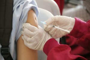 Tomar vacina em braço diferente aumenta imunidade? O que diz a ciência