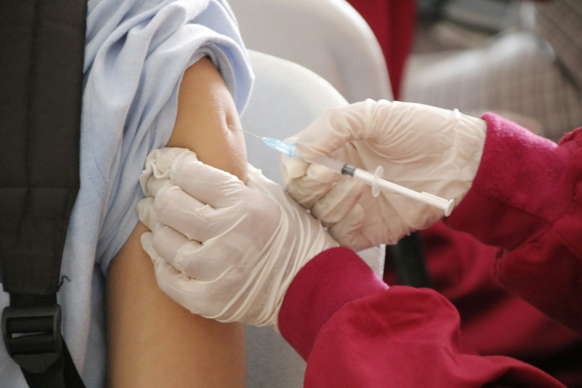 Tomar vacina em braço diferente aumenta imunidade? O que diz a ciência