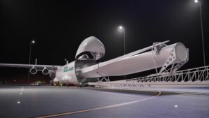 Maior avião do mundo sendo carregado com hélice de turbina de energia eólica