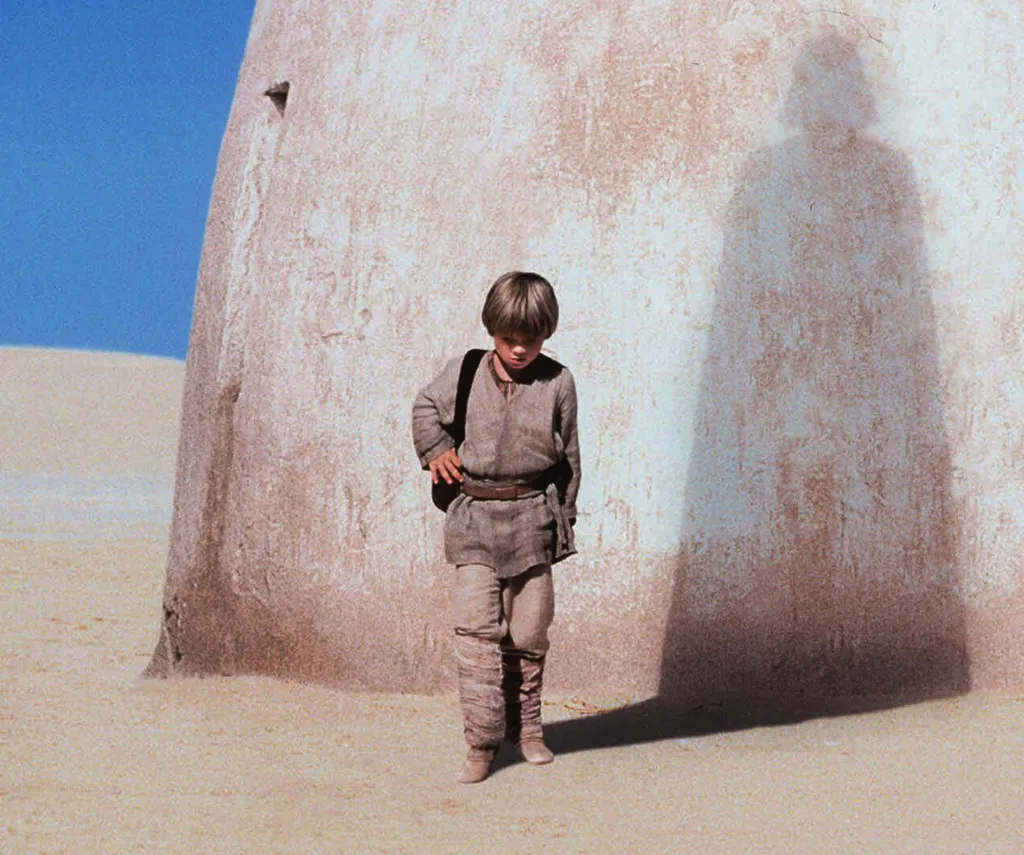 Jake Lloyd, intepretando Anakin Skywalker, em imagem de divulgação de "Star Wars - Episódio 1: A Amaeça Fantasma"