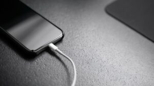 Por que não se deve dormir ao lado do celular carregando, segundo a Apple