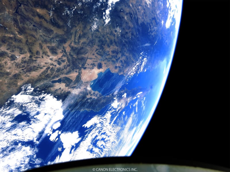 Imagem completa da Terra captada por microssatélite da Canon