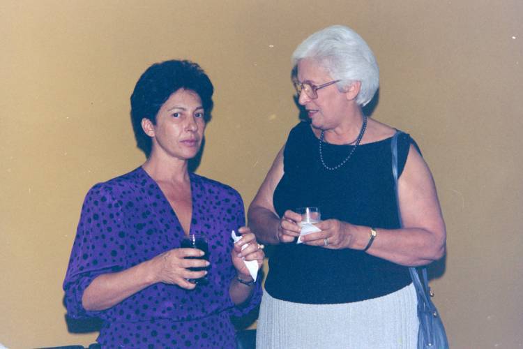 As pesquisas de Maria Luiza Beçak (à esquerda) contribuíram com um legado inestimável para os estudos de genética e biologia molecular. Na foto, a cientista está acompanhada da pesquisadora científica Alba Lavras
