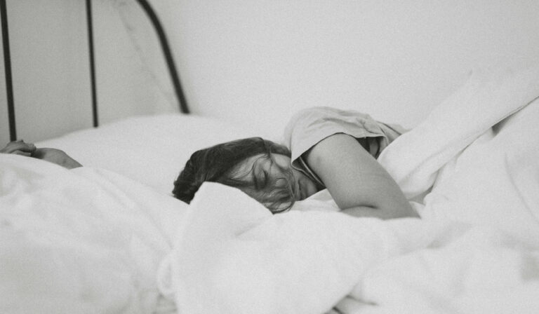 Dormir pouco pode interferir na percepção da própria idade
