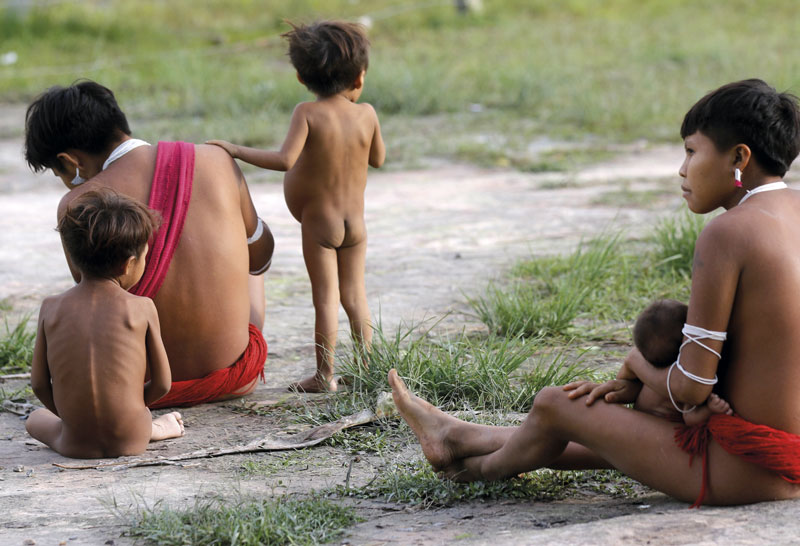Mulheres e crianças na Terra Indígena Yanomami, em Roraima
