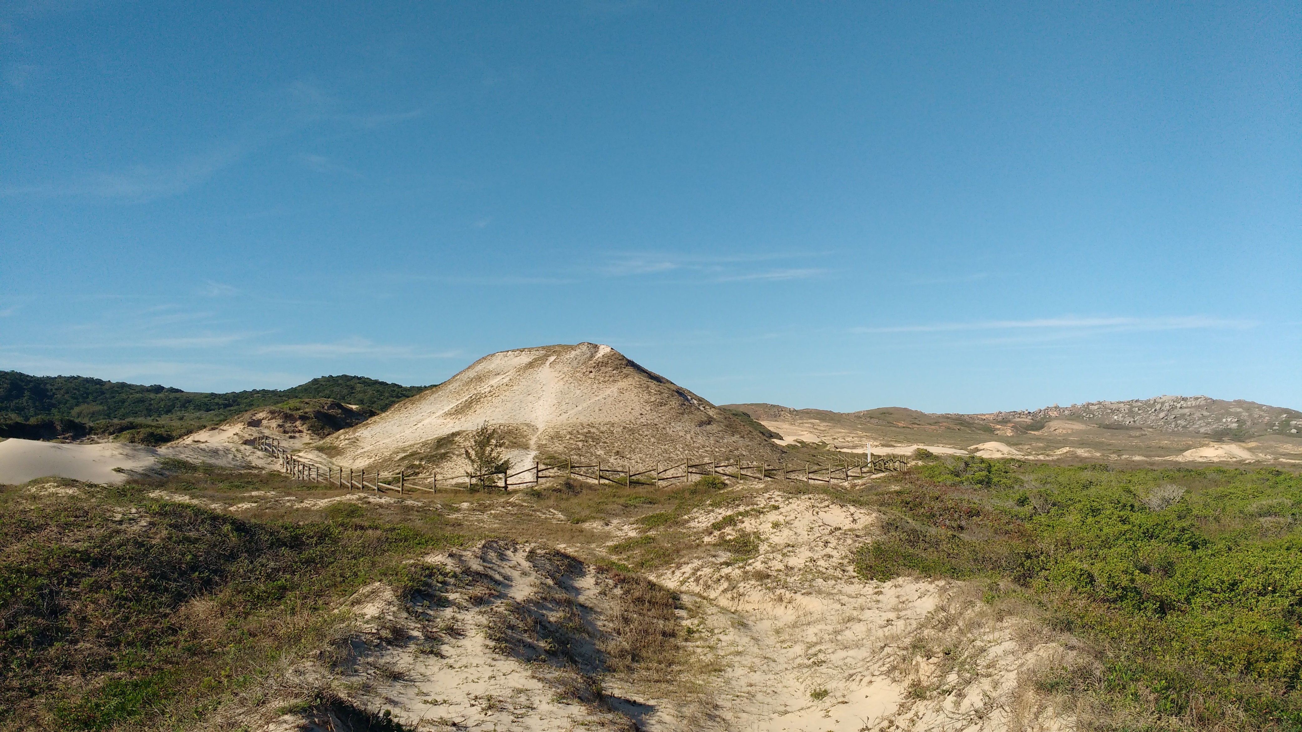Exemplo de Sambaqui do litoral de Santa Catarina: montes formados por conchas, areia e restos de fogueira onde pessoas eram sepultadas