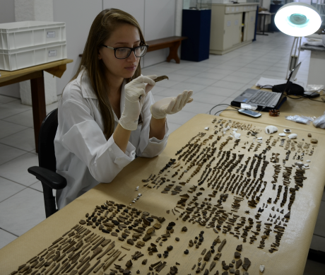 Jéssica Cardoso analisa restos de animais presentes no sítio arqueológico Galheta IV 