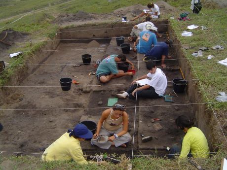  Equipe do MAE-USP e Grupep/Unisul faz escavação no sítio arqueológico Galheta IV em 2006 (foto: Paulo DeBlasis)