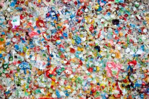 Cientistas criam lista vermelha com 4 mil químicos perigosos em plásticos