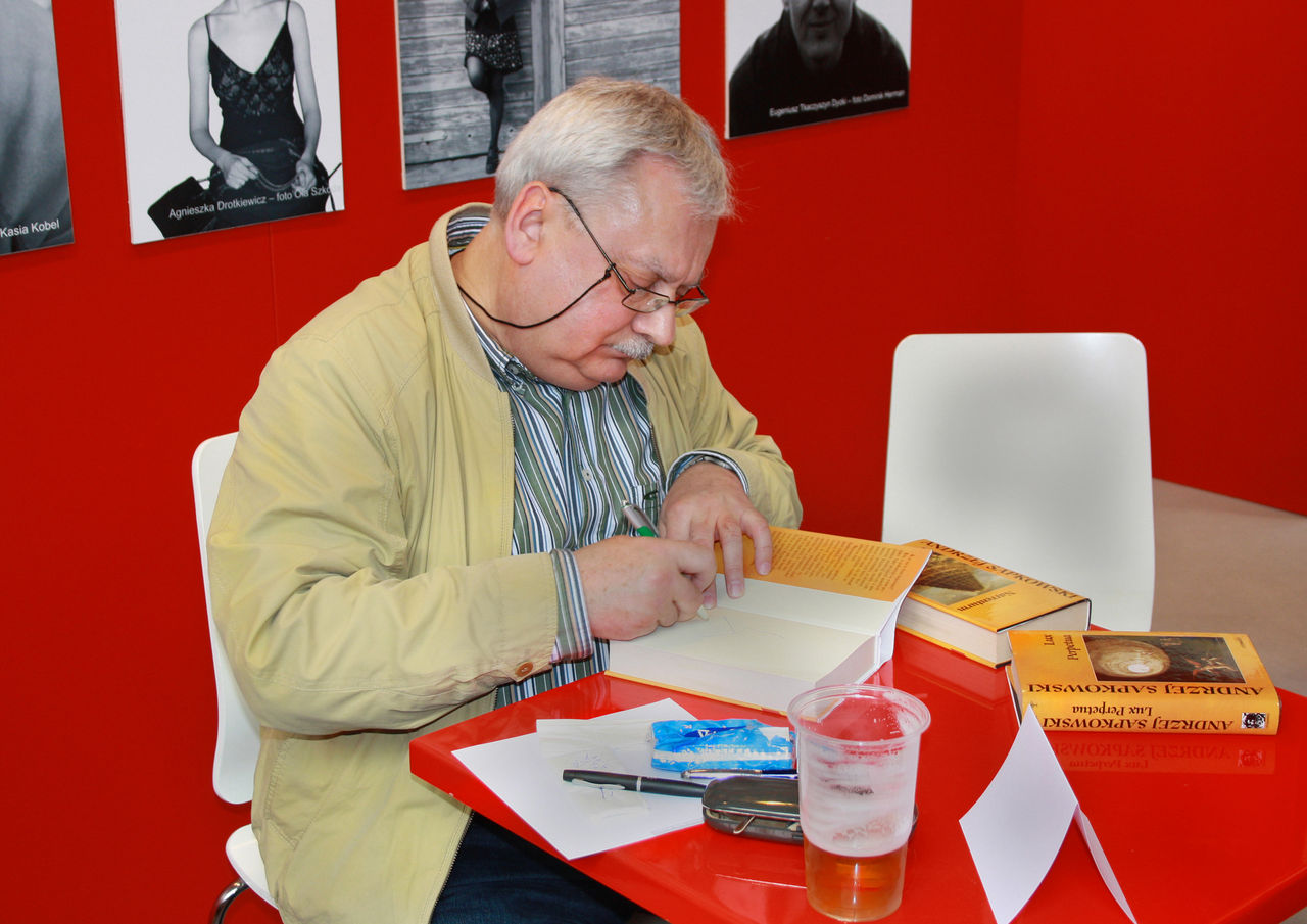 Andrzej Sapkowski em uma feira de livros em 2010. 