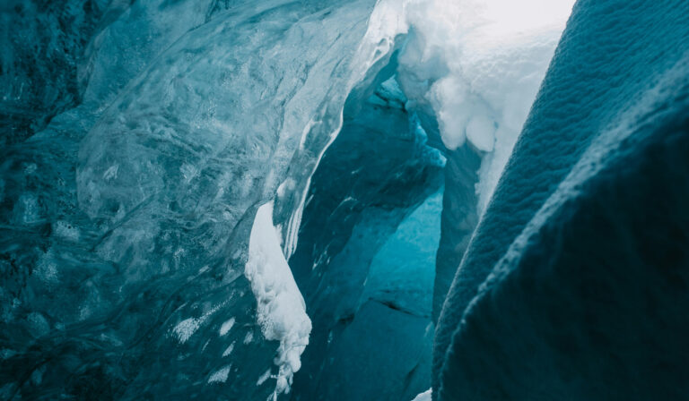 Cientistas descobrem gelo azul mais antigo incrustado na Antártida