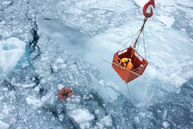 Foto de cientista salvando aparelho preso no gelo vence concurso da Nature