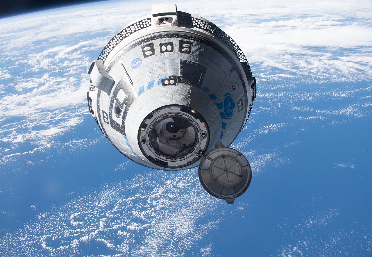 Foto da nave Starliner, da Boeing, se aproximando da ISS, em 2022. 