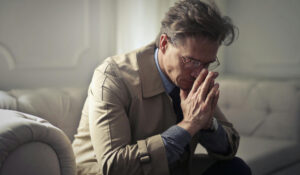 Traumas na meia-idade podem ser um fator de risco para Alzheimer, diz estudo