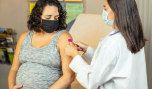 Vacinação contra Covid-19 na gravidez protege bebês recém-nascidos