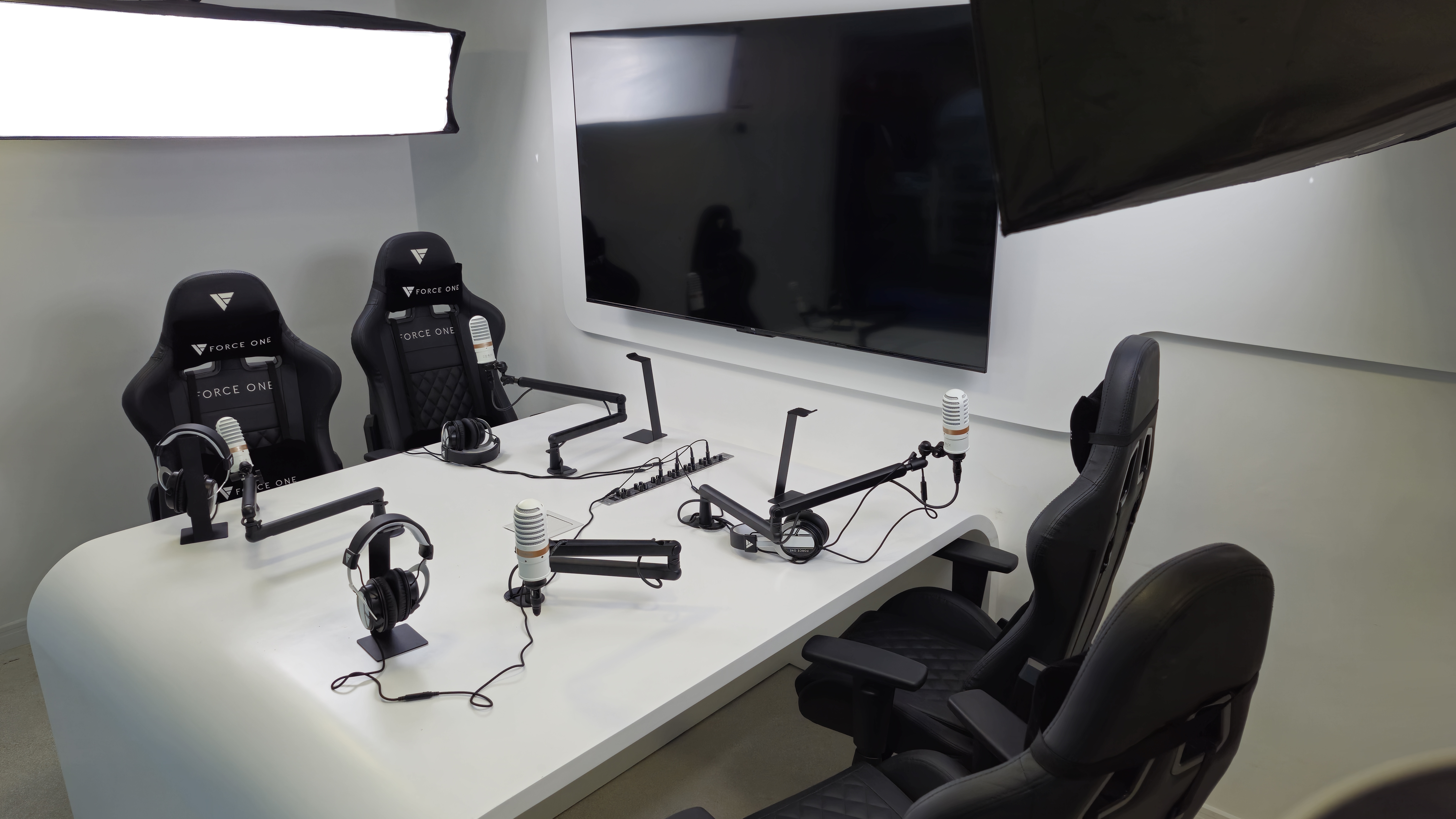 Force One tem estúdio para podcasts na loja