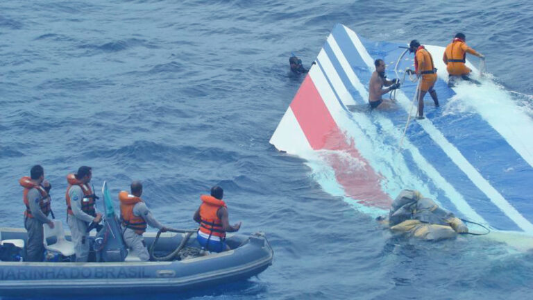 Participação da Marinha do Brasil no Resgate de destroços do acidente da aeronave Airbus 330-220 da Air France, o voo 447