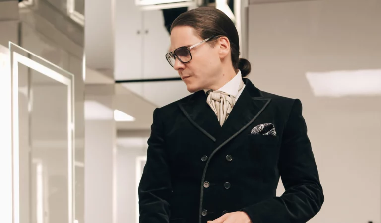 filme séries sobre moda Becoming Karl Lagerfeld produções moda streaming
