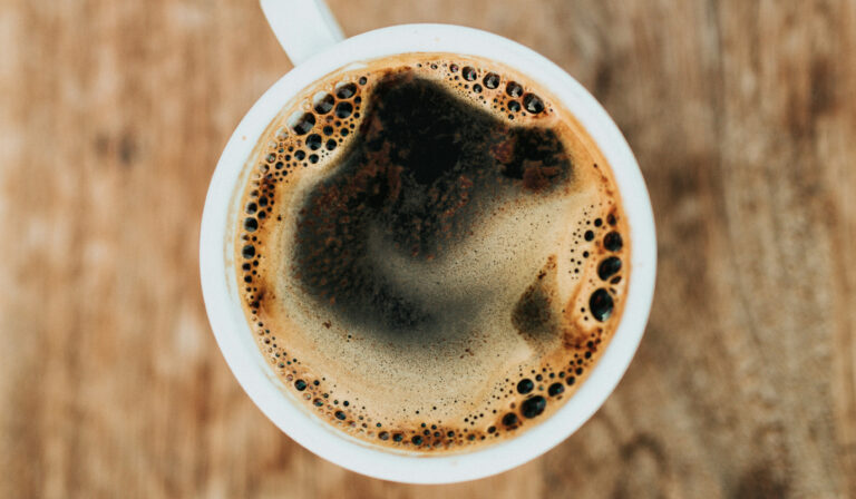 Café descafeinado realmente não tem cafeína? Prejudica o sono?