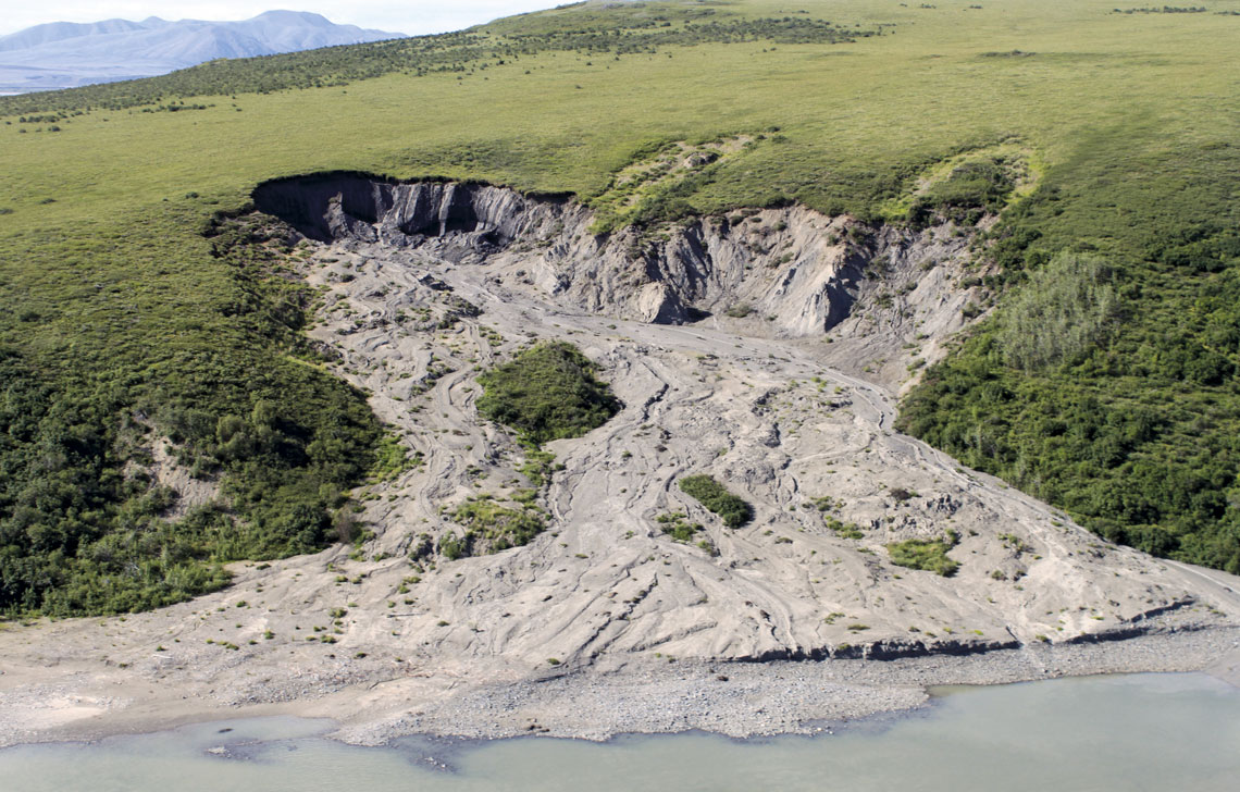 Derretimento do permafrost (solo normalmente congelado) no Alasca em razão do aquecimento global.