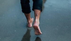 Pés no chão: por que os australianos andam descalços nas ruas