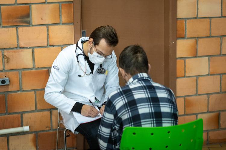 Médico atende paciente em abrigo criado no Colégio Marista Rosário, em Porto Alegre (RS); em caso de sintomas, procure ajuda médica 