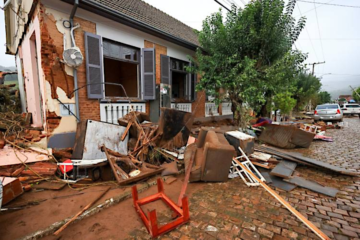 Tétano acidental: ferimentos provocados por destroços levados por enchentes podem causar infecção grave