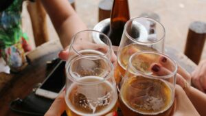 Adolescentes extrovertidos com baixa resiliência emocional são mais propensos ao consumo precoce de álcool