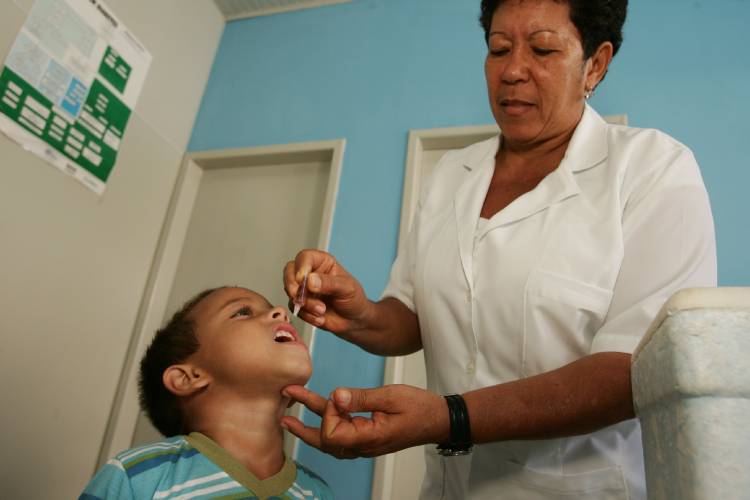 Vacina contra poliomielite: quem deve tomar e a importância do controle da doença que causa paralisia infantil