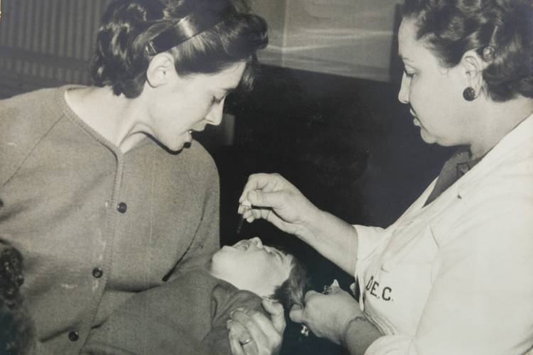 Criança é vacinada contra pólio nas primeiras campanhas contra a doença ocorridas no Brasil