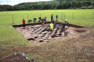 Escavação de artefatos da Idade de Bronze em campo de futebol de Cardiff.