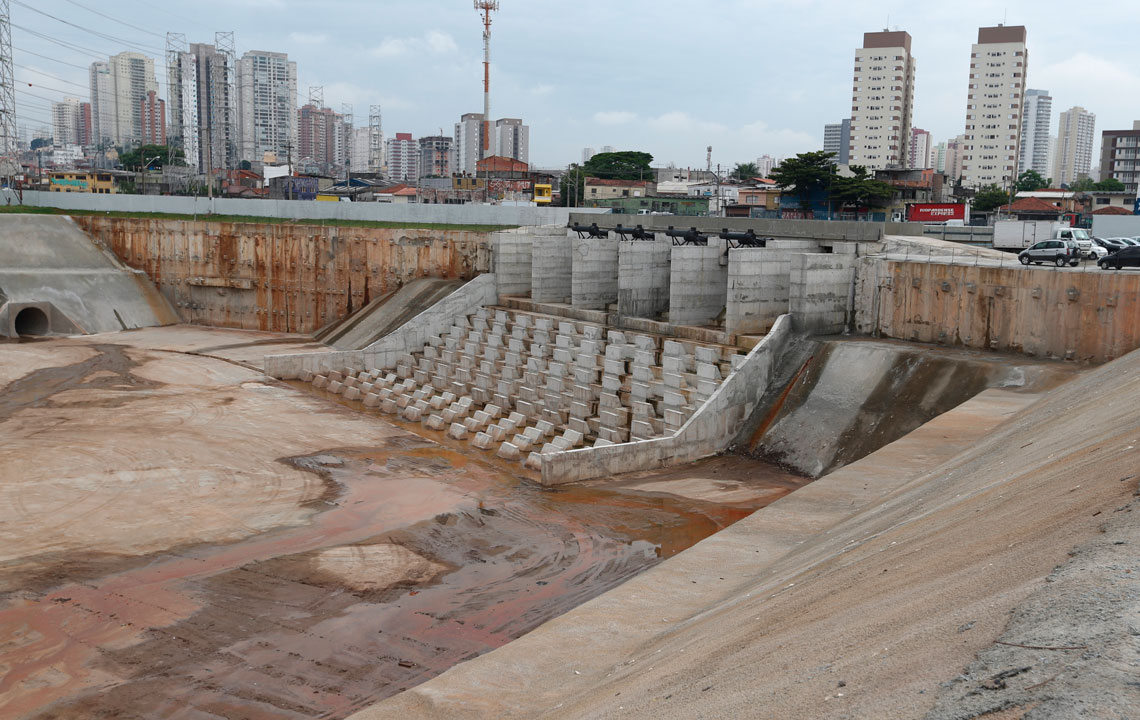 Piscinão em Vila Prudente, na capital paulista, ainda durante sua fase construtiva