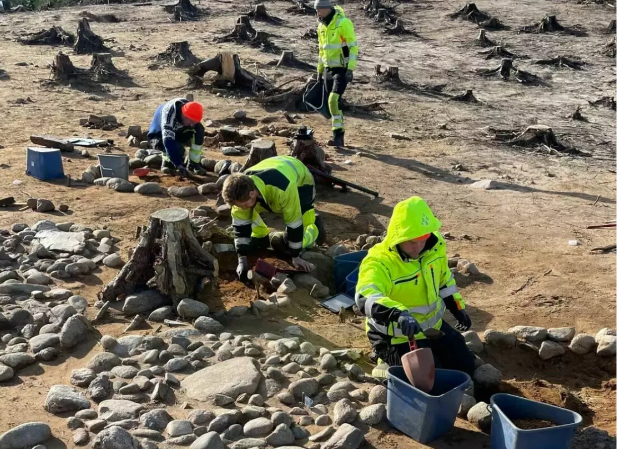 escavação de campo de enterro de crianças na Noruega