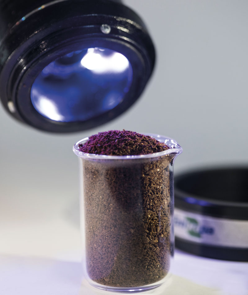 Microscópio digital do CoffeeClass, sistema capaz de reconhecer defeitos em grãos torrados e moídos, desenvolvido na Embrapa Instrumentação