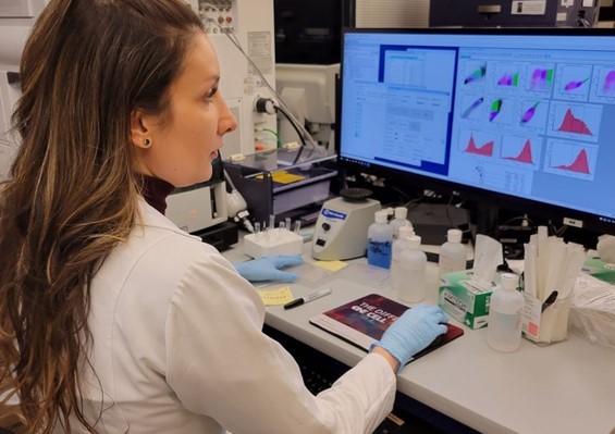 Marcella Cardoso conduz experimentos com células de tecido pulmonar na Harvard Medical School – Massachusetts General Hospital 