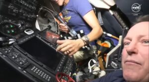 Astronautas gravam tour pela Starliner, nave da Boeing na Estação Espacial